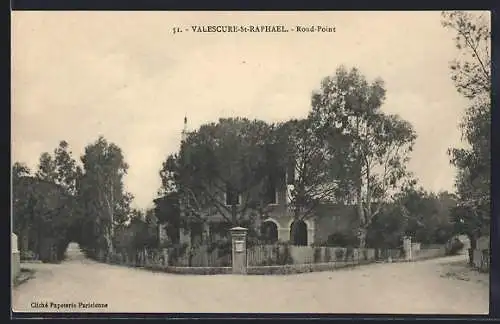 AK Valescure-St-Raphaël, Rond-Point entouré d`arbres et d`un bâtiment en arrière-plan