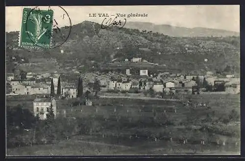 AK Le Val, Vue générale du village et des collines environnantes