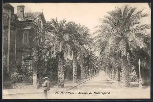 AK Hyères, Avenue de Beauregard avec palmiers et bâtiment à gauche