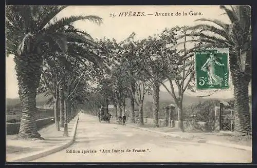 AK Hyères, Avenue de la Gare avec allée de palmiers et calèches