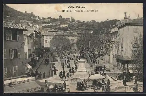 AK Hyères, Place de la République animée avec passants et colline en arrière-plan