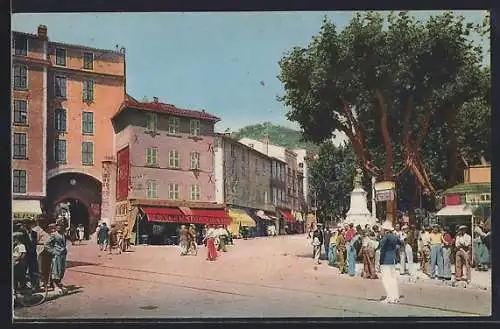 AK Hyères, Place Clemenceau et sa vieille porte