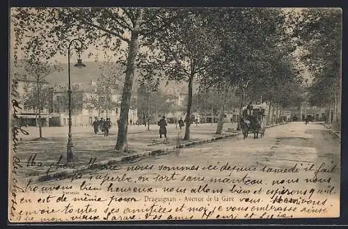 AK Draguignan, Avenue de la Gare avec calèche et passants