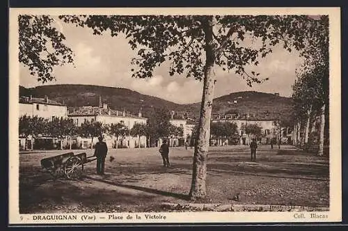 AK Draguignan, Place de la Victoire avec vue sur les collines et personnages au premier plan