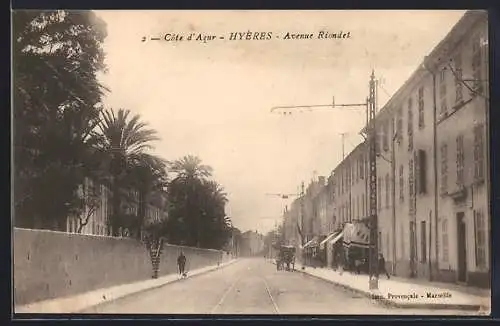 AK Hyères, Avenue Rioublanc avec palmiers et bâtiments historiques