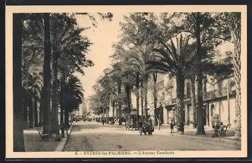 AK Hyères-les-Palmiers, L`Avenue Gambetta avec palmiers et promeneurs