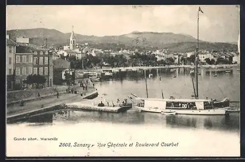 AK Sanary, Vue générale et Boulevard Courbet avec bateau amarré