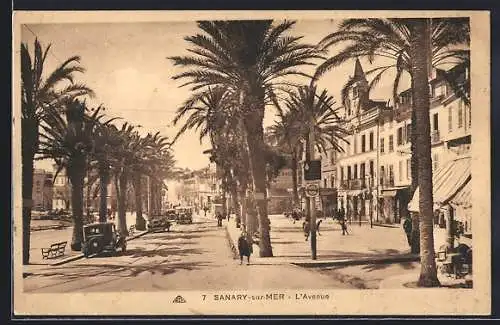 AK Sanary-sur-Mer, L`Avenue bordée de palmiers et bâtiments élégants