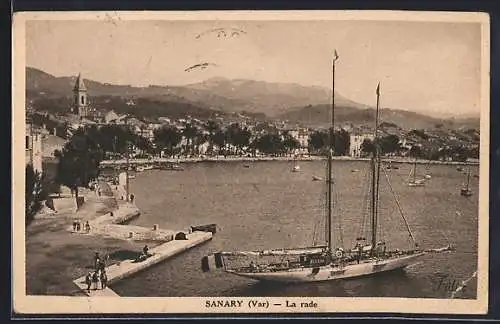 AK Sanary-sur-Mer, La rade avec voilier et vue sur le village et les montagnes environnantes