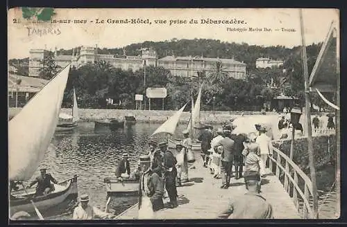 AK Tamaris-sur-Mer, Le Grand-Hôtel, vue prise du Débarcadère avec bateaux et passants