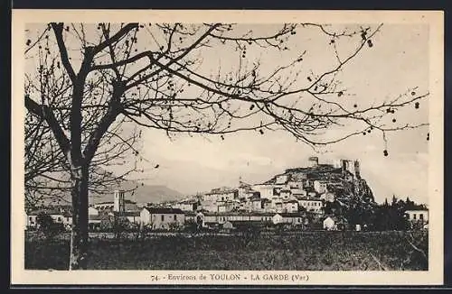 AK La Garde, Vue du village avec forteresse sur la colline