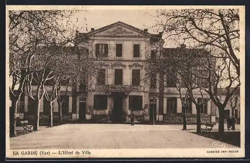 AK La Garde, L`Hôtel de Ville et la place ombragée