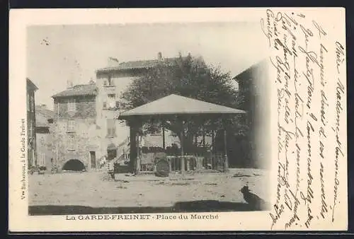 AK La Garde-Freinet, Place du Marché avec kiosque et bâtiments environnants