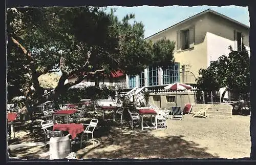 AK Bandol, Terrasse du Restaurant «Le Coin d`Azur» avec tables et chaises sous les arbres