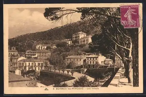 AK Bormes-les-Mimosas, Les Hôtels et vue sur la colline boisée