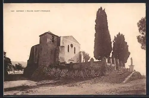 AK Bormes, Église Saint-Francois et son allée bordée de cyprès