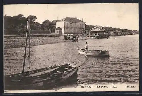 AK Hyères, La Plage avec bateaux et promeneurs sur le rivage