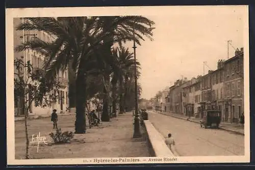 AK Hyères-les-Palmiers, Avenue Riondet avec palmiers et passants