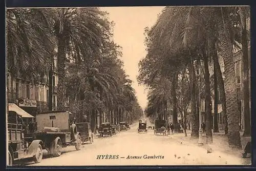 AK Hyères, Avenue Gambetta avec palmiers et voitures anciennes
