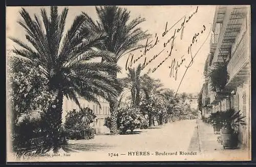 AK Hyères, Boulevard Riolendet avec palmiers et bâtiments élégants