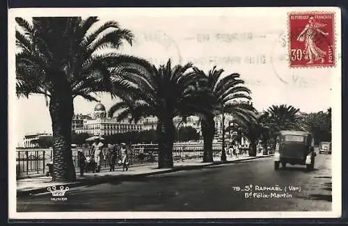 AK Saint-Raphaël, Promenade ombragée du Bd Félix-Martin avec palmiers et vue sur le bord de mer