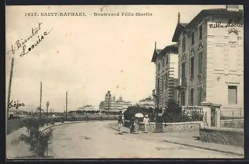 AK Saint-Raphaël, Boulevard Félix-Martin avec villas et passants en promenade