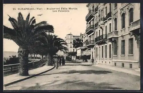 AK Saint-Raphaël, Boulevard Félix-Martin avec palmiers