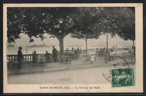 AK Saint-Raphaël, La Terrasse des Bains avec vue sur la mer et promeneurs sous les arbres