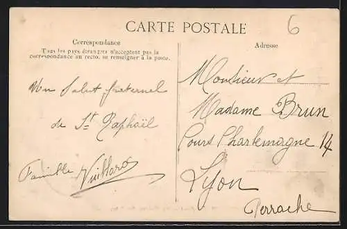 AK Saint-Raphaël, La Terrasse des Bains avec vue sur la mer et promeneurs sous les arbres