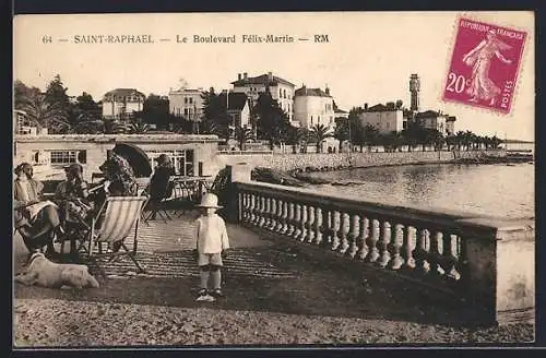 AK Saint-Raphaël, Le Boulevard Félix-Martin avec vue sur la mer et promenade animée