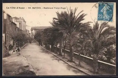 AK Bandol, Boulevard Victor-Hugo avec palmiers et promenade sur la Côte d`Azur
