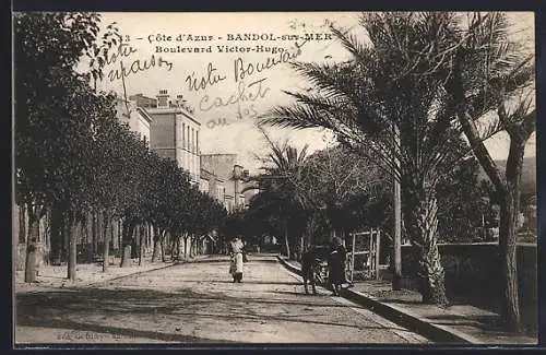 AK Bandol-sur-Mer, Boulevard Victor-Hugo avec palmiers et promeneurs