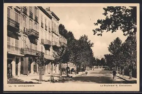 AK Draguignan, Le Boulevard G. Clemenceau avec arbres et bâtiments historiques