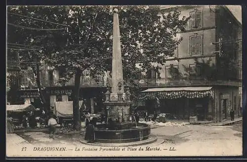 AK Draguignan, La Fontaine Pyramidale et Place du Marché
