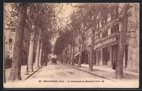 AK Draguignan, Le Boulevard du Maréchal Foch avec arbres et bâtiments