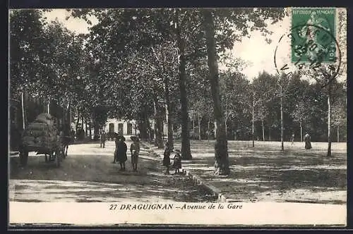 AK Draguignan, Avenue de la Gare avec promeneurs et charrette