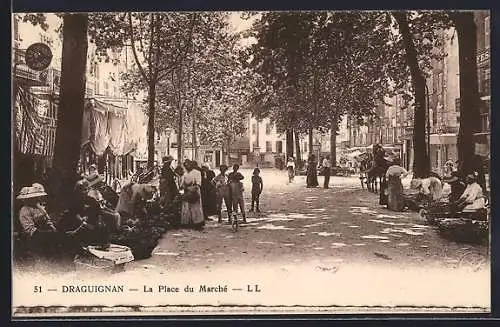 AK Draguignan, La Place du Marché animée avec habitants et étals sous les arbres