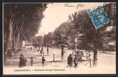 AK Draguignan, Boulevard Georges-Clémenceau animé avec passants et palmiers