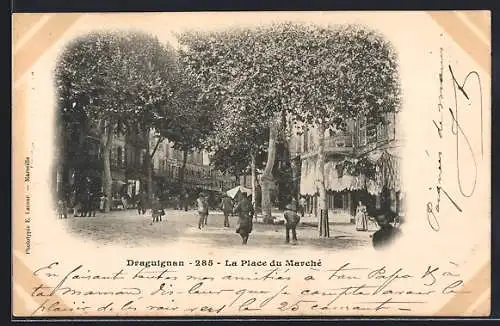 AK Draguignan, La Place du Marché animée avec passants et arbres ombragés