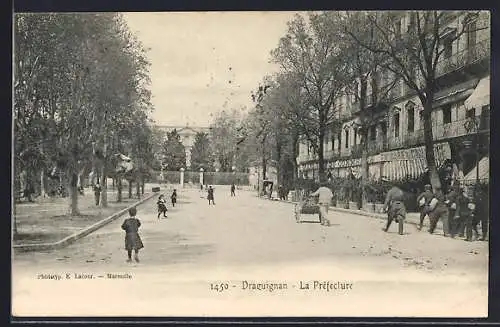 AK Draguignan, La Préfecture et scène animée de rue