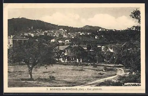 AK Bormes-les-Mimosas, Vue générale du village et des collines environnantes