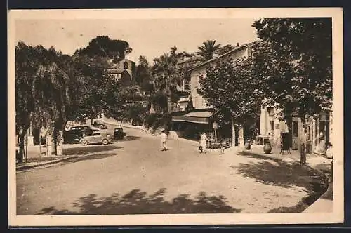 AK Bormes-les-Mimosas, La Place avec voitures et passants en été