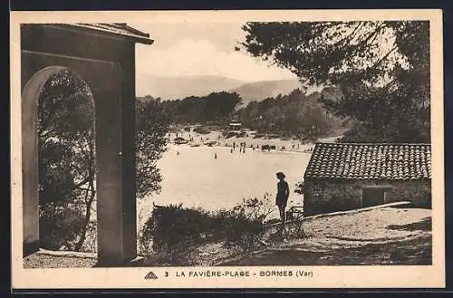 AK Bormes, Vue sur la plage de La Favière et la silhouette d`un promeneur