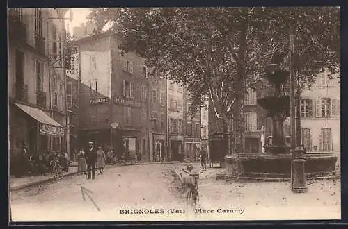 AK Brignoles, Place Caramy avec sa fontaine et ses passants