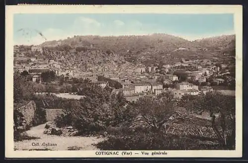 AK Cotignac, Vue générale du village et des collines environnantes