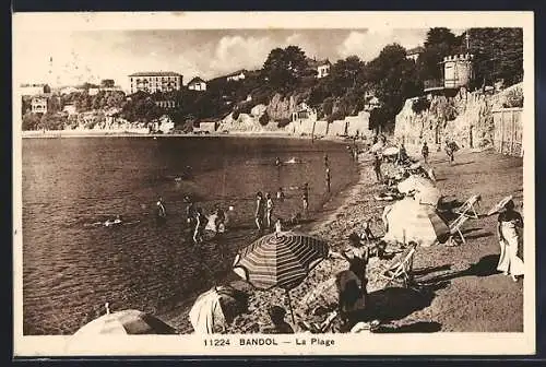 AK Bandol, La Plage animée avec baigneurs et parasols sur le sable