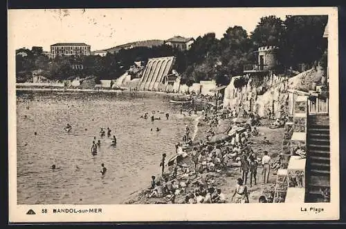 AK Bandol-sur-Mer, La Plage animée avec baigneurs et promeneurs le long de la côte rocheuse