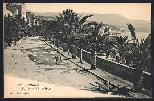 AK Bandol, Boulevard Victor-Hugo avec palmiers et vue sur les collines