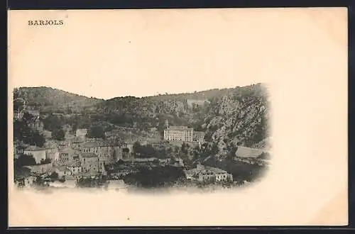 AK Barjols, Vue d`ensemble du village et des collines rocheuses environnantes