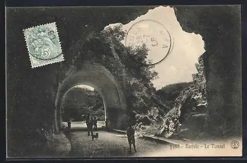 AK Barjols, Le Tunnel et promeneurs avec chien